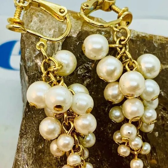 Vintage Faux Pearl/Gold Tone Grape Cluster Dangle Clip-on Screw Back Earrings - Picture 5 of 6
